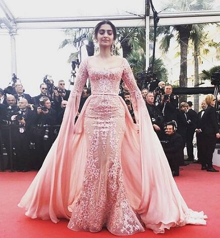 Accessorising her couture with custom-made Kalyan jewellery, Sonam took over from Aishwarya Rai Bachchan and Deepika Padukone, both of who had earlier mesmerised the audiences and the media with their ultra-glamorous looks. (Image- Twitter @LOrealParisIn)