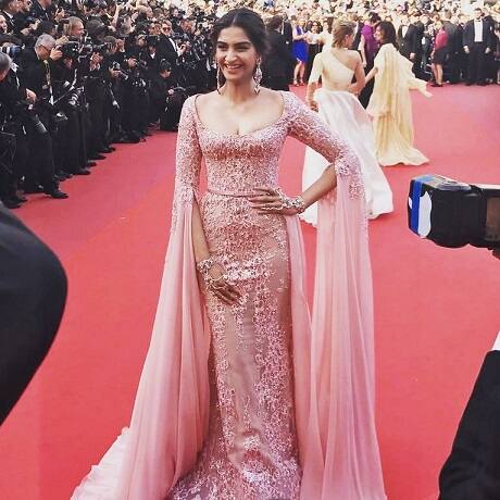 And she took the red carpet by storm all over again (Image- Twitter @LOrealParisIn)