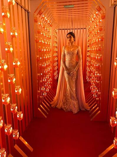 Bollywood's top fashion icon Sonam has always been the critics' favourite when it comes to donning classy looks for the red carpet. (Image- Twitter @LOrealParisIn)