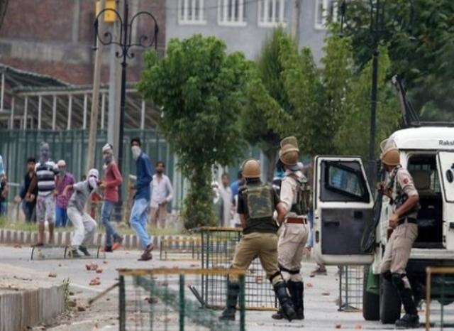 J&K: Clashes between students, security forces in Pulwama J&K: Clashes between students, security forces in Pulwama