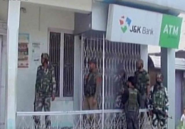 Bank robbery by militants foiled in Kashmir Bank robbery by militants foiled in Kashmir