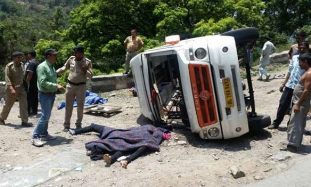 Two dead, eight injured after mini bus overturns in Himachal Pradesh Two dead, eight injured after mini bus overturns in Himachal Pradesh