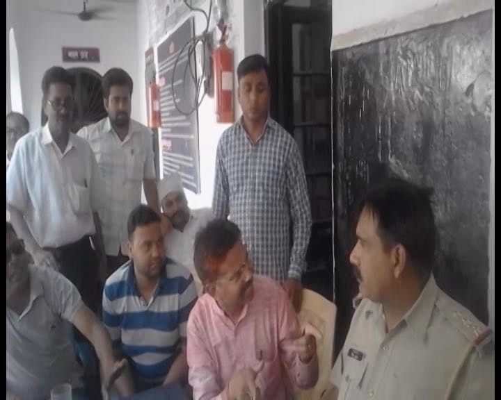 Moradabad: BJP leader attacks police officer in police station, issues warning  Moradabad: BJP leader attacks police officer in police station, issues warning