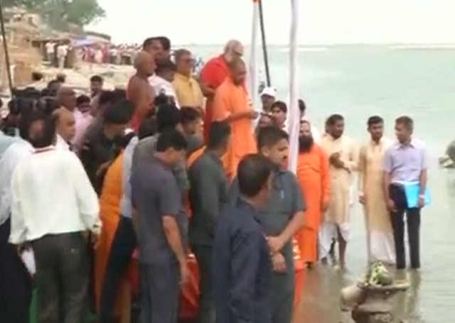 Amid chants of \'Jai Sri Ram\', Yogi offers prayers at Saryu ghat in Ayodhya
