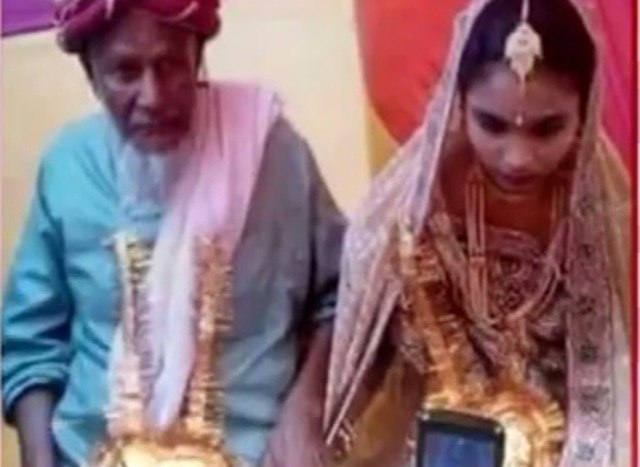 Viral Sach: Did a 20-year- old girl marry a 75-year-old man at MP Govt’s mass wedding ceremony? Viral Sach: Did a 20-year- old girl marry a 75-year-old man at MP Govt’s mass wedding ceremony?