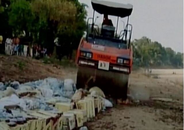 Bihar: Bottles containing 60,000 liters of liquor crushed Bihar: Bottles containing 60,000 liters of liquor crushed