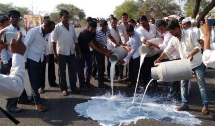 On Day 2 of farmers' strike, shortages pinch Maharashtra On Day 2 of farmers' strike, shortages pinch Maharashtra