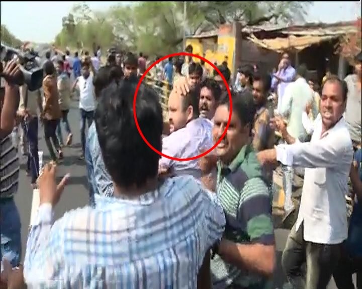 Farmers' agitation in Mandsaur turns violent; Protesters manhandle DM, attack media persons Farmers' agitation in Mandsaur turns violent; Protesters manhandle DM, attack media persons