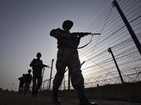 Indian, Pakistani troops trade fire on LoC Indian, Pakistani troops trade fire on LoC