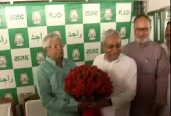 Lalu Prasad turns 70; Nitish joins birthday celebrations Lalu Prasad turns 70; Nitish joins birthday celebrations