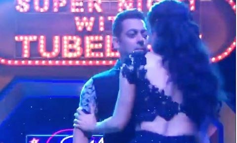 WHAAAT! Salman Khan EMBARRASED Mouni Roy? WHAAAT! Salman Khan EMBARRASED Mouni Roy?