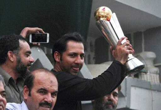 Sarfraz held the trophy high to loud cheers from public. (Photo: AP)