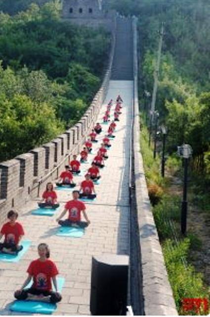 (Caption: Large number of Chinese yoga enthusiasts participate in a yoga event at China's iconic Great Wall on the eve of International Yoga Day. /Twitter)