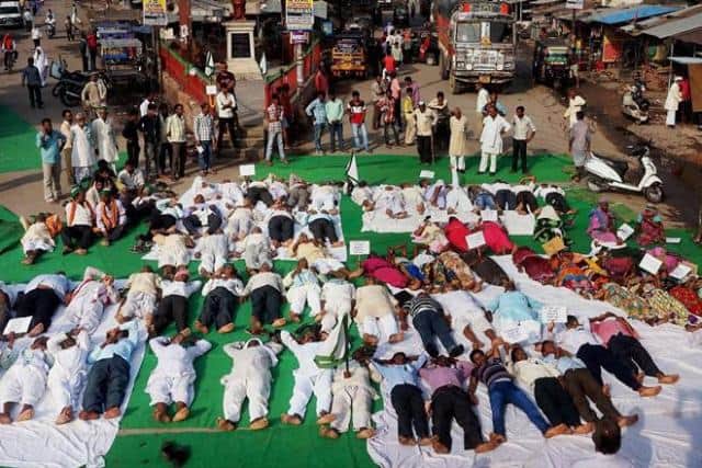 Hundreds of farmers performed ‘shavasana’ on Lucknow-Barabaki Highway near Safedabad between 9 am to 11 am as part of our protest today. The protest symbolically represented killing of farmers in Mandsaur and “anti-farm” policies of the Modi government. As the Prime Minister performed yoga in Lucknow along with the UP Chief Minister Yogi Adityanath, the farmers under the banner of the Bhartiya Kisan Union (BKU) performed ‘shavasana’ on the Lucknow-Barabanki Highway. Shavasana or corpse pose gets its name from the posture of a dead body. IMAGE: PTI