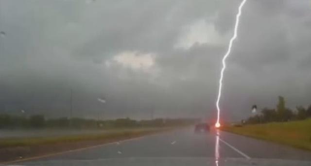 Viral Sach: Will you die due to thunderbolt if you carry mobile in your pocket during rain? Viral Sach: Will you die due to thunderbolt if you carry mobile in your pocket during rain?