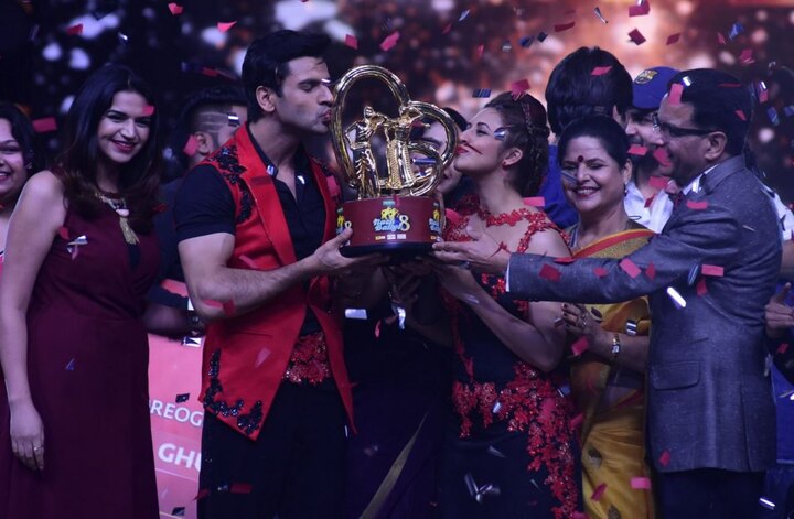 Nach Baliye Divyanka-Vivek: Amid a lot of excitement TV celebrities Divyanka Tripathi and Vivek Dahiya were announced the winners of Nach Baliye 8. (Photo- Twitter @DivyankaFC_)