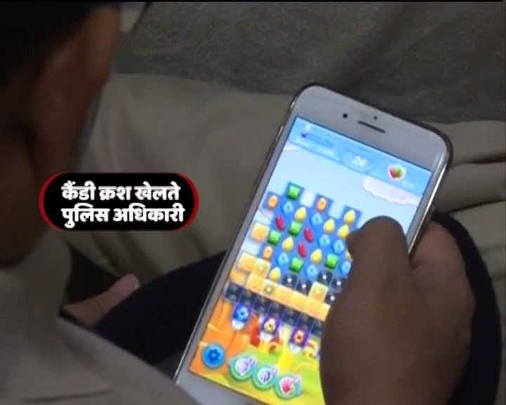 Bihar cops caught playing games on mobile phones at anti-drug trafficking event Bihar cops caught playing games on mobile phones at anti-drug trafficking event
