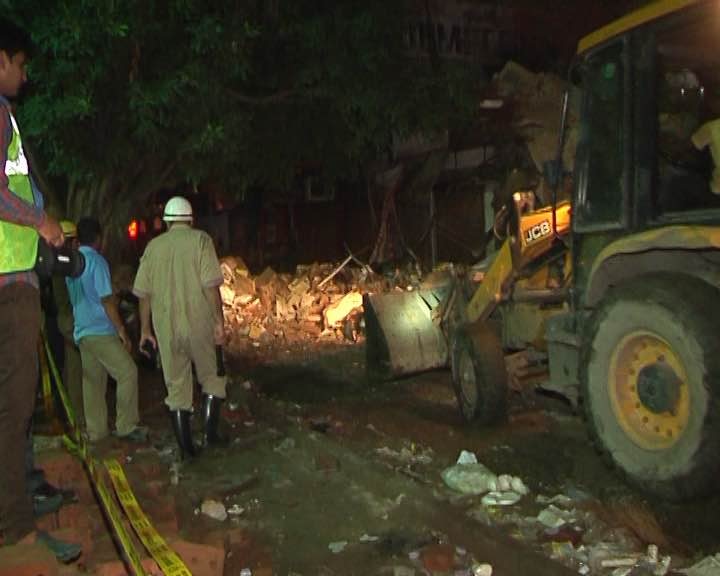 Delhi: Building collapses in Laxmi Nagar area, rescue operation underway Delhi: Building collapses in Laxmi Nagar area, rescue operation underway