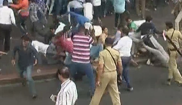 Gujarat: Police lathicharge textile traders protesting against GST in Surat Gujarat: Police lathicharge textile traders protesting against GST in Surat
