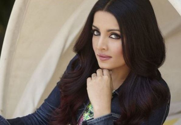 OHHH! Celina Jaitly’s FATHER passes away; Pregnant actress rushes to India OHHH! Celina Jaitly’s FATHER passes away; Pregnant actress rushes to India