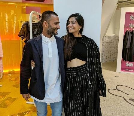 Sonam Kapoor's rumoured boyfriend reacts to her glaring Paris show look Sonam Kapoor's rumoured boyfriend reacts to her glaring Paris show look