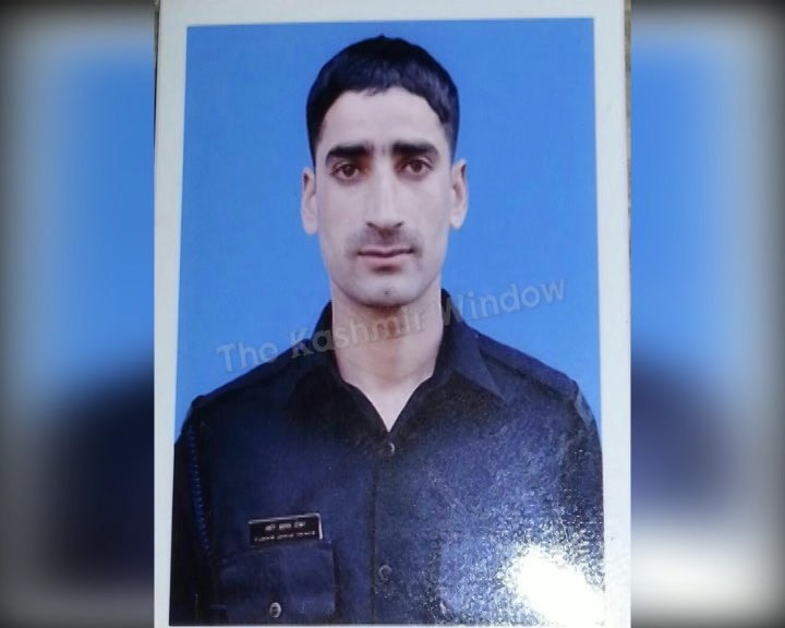 Territorial Army soldier 'flees' with AK-47 in J&K's Baramulla; hunt launched   Territorial Army soldier 'flees' with AK-47 in J&K's Baramulla; hunt launched