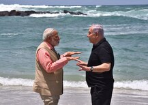 Beach stroll by Modi, Netanyahu causes Internet waves; Twitter lauds \'bromance\'