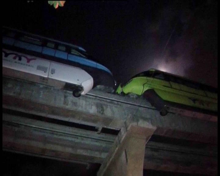 Checkout Picture: Two monorail trains come face-to-face on same track in Mumbai's Chembur Checkout Picture: Two monorail trains come face-to-face on same track in Mumbai's Chembur