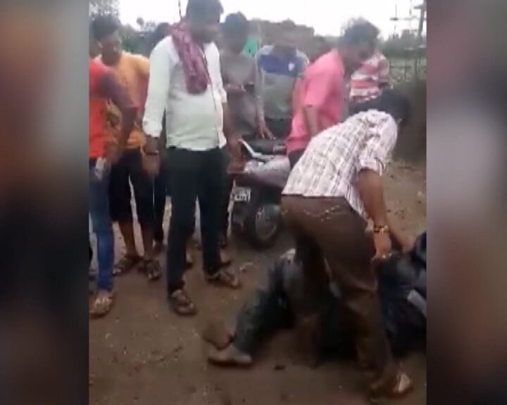 Cow vigilantism in Nagpur: Man beaten up on suspicion of carrying beef in Nagpur, 4 held Cow vigilantism in Nagpur: Man beaten up on suspicion of carrying beef in Nagpur, 4 held