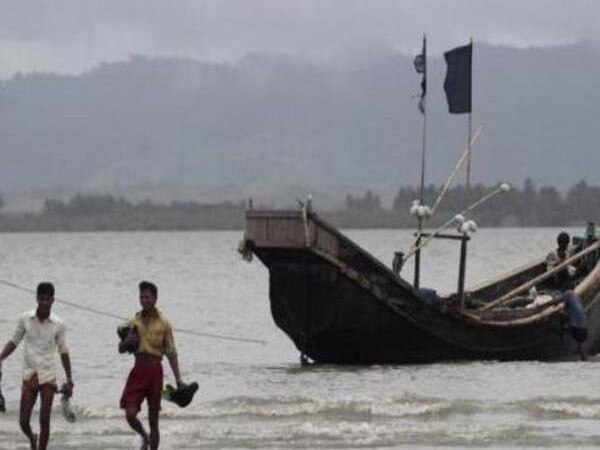 Seven Indian fishermen detained by Sri Lankan Navy Seven Indian fishermen detained by Sri Lankan Navy