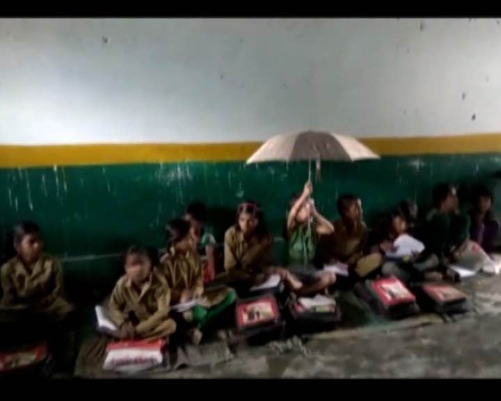 Bitter reality of UP schools: Students hold umbrellas to protect from dripping ceiling  Bitter reality of UP schools: Students hold umbrellas to protect from dripping ceiling