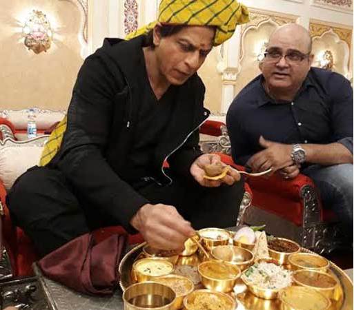Shah Rukh Khan relishes \'Rajasthani Thali\' in Jaipur