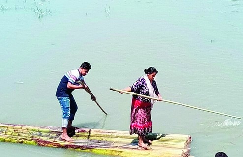 Brave girls row villagers to safety Brave girls row villagers to safety