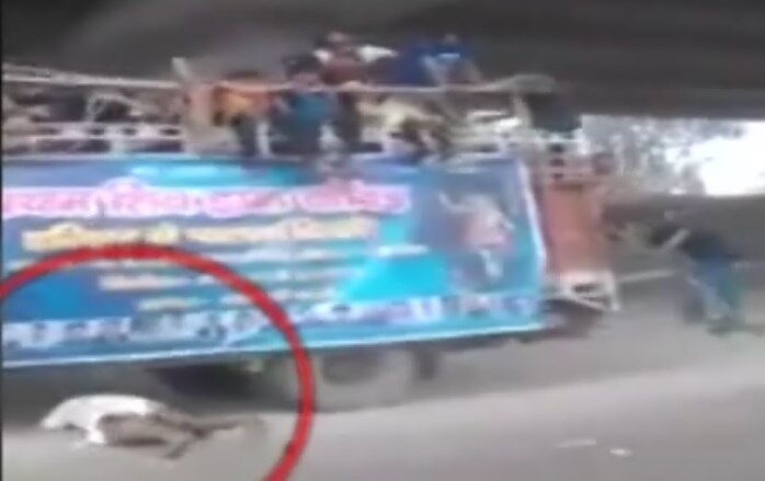 Viral Sach: Muslim man run over by truck carrying Kanwariyas? Viral Sach: Muslim man run over by truck carrying Kanwariyas?