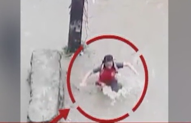 Viral Sach: Schoolgirl falls into an open drain while crossing flooded street?