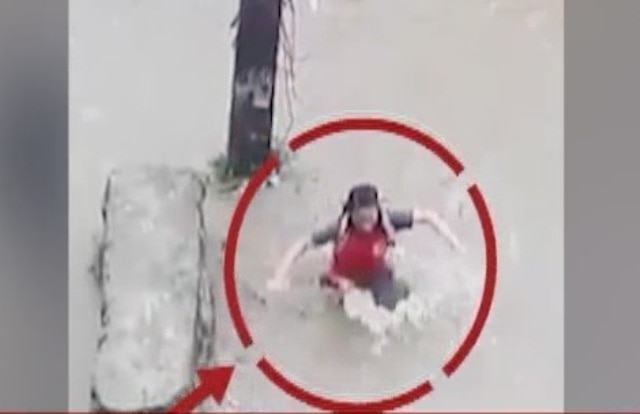 Viral Sach: Schoolgirl falls into an open drain while crossing flooded street? Viral Sach: Schoolgirl falls into an open drain while crossing flooded street?