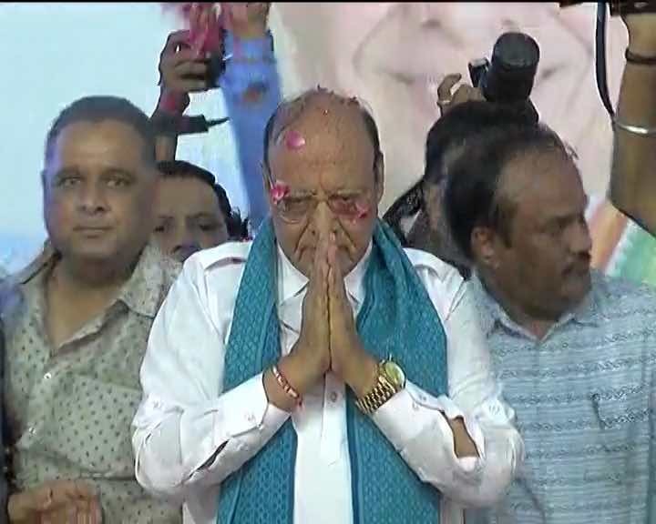 Vaghela jolts Congress, quits party on B'day Vaghela jolts Congress, quits party on B'day