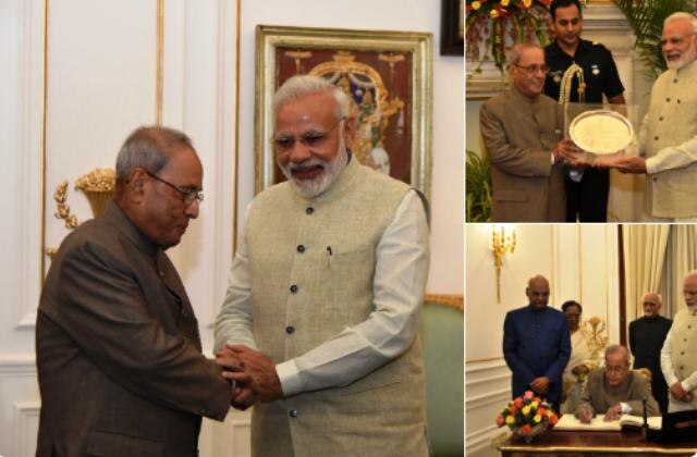 Modi hosts dinner for outgoing President Pranab Mukherjee, presents memento Modi hosts dinner for outgoing President Pranab Mukherjee, presents memento