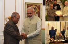 Modi hosts dinner for outgoing President Pranab Mukherjee, presents memento