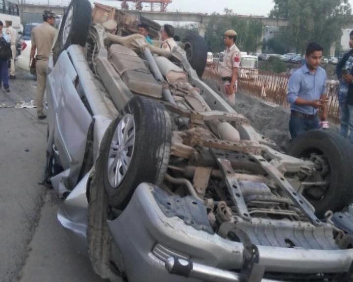 Delhi: Six dead as dumper jumps off divider & hits Innova on NH-24 Delhi: Six dead as dumper jumps off divider & hits Innova on NH-24