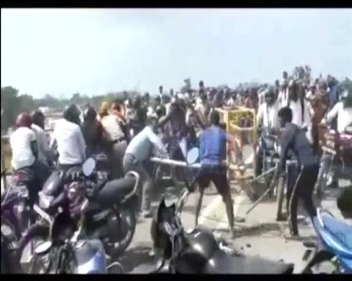 Bihar: RJD supporters pelt stones on cars of Saran DM, SP Bihar: RJD supporters pelt stones on cars of Saran DM, SP