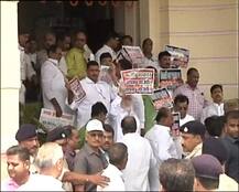 Angry RJD leaders protest against ‘opportunist’ Nitish outside Bihar Vidhansabha