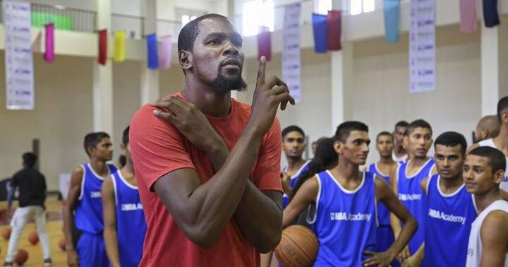 Kevin’s first engagement on Friday was with the young basketball aspirants at Ramjas Public School in New Delhi followed by a trip to the NBA academy in Greater Noida.(Photo: Twitter)