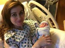 This woman paused her delivery to help another pregnant lady