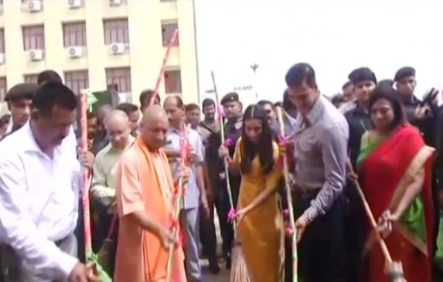 Akshay Kumar wields broom with Yogi Adityanath for cleaner UP, promotes movie