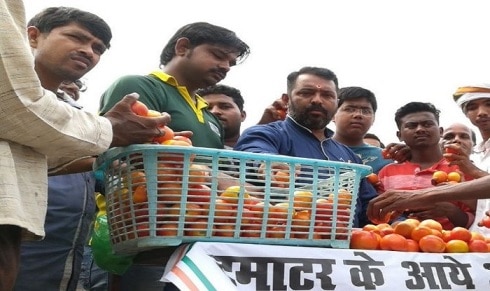 Congress workers sell tomatoes outside UP Assembly at Rs. 10 per kg Congress workers sell tomatoes outside UP Assembly at Rs. 10 per kg