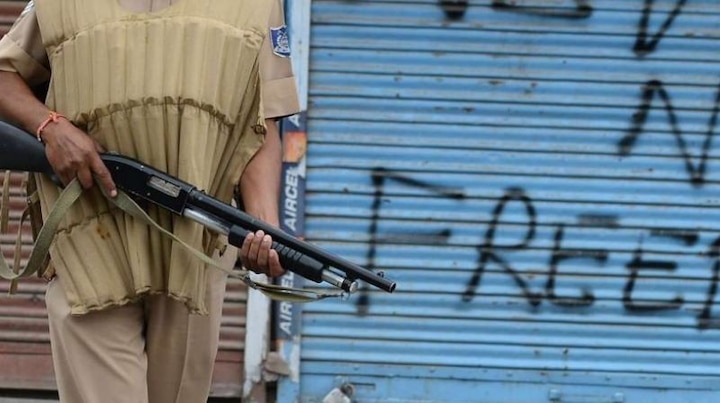 Alert Kashmir cop foils bid to snatch bank guard's rifle Alert Kashmir cop foils bid to snatch bank guard's rifle