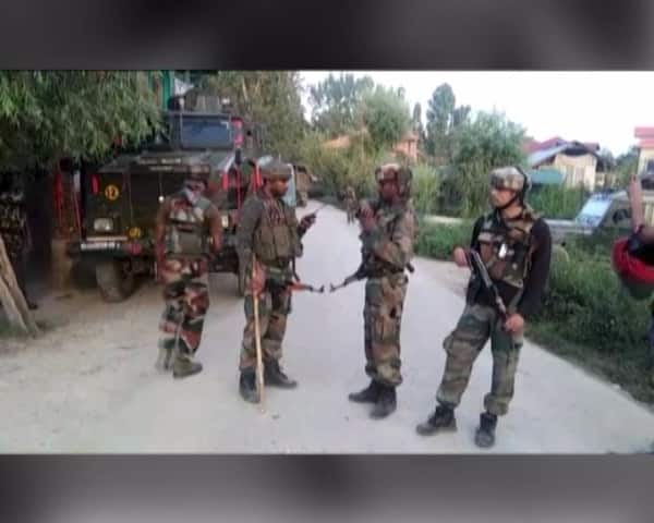 2 jawans, 3 militants killed in Shopian encounter 2 jawans, 3 militants killed in Shopian encounter