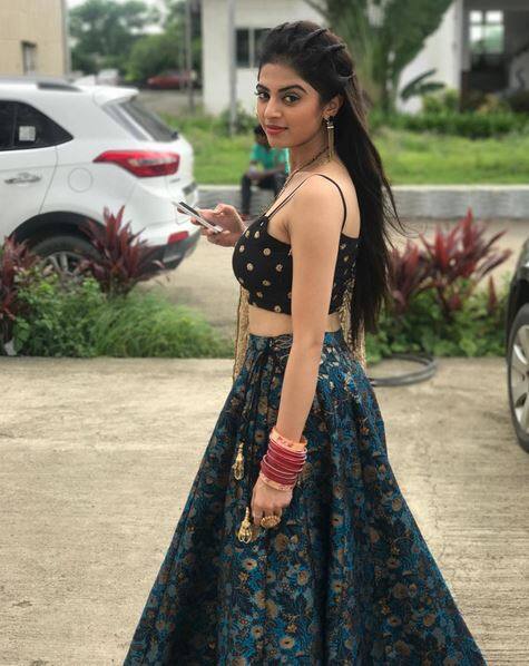 Roshni Sahota: I remember the sweet memories of childhood when we use to make national flag and use to perform holding it. I enjoyed a lot signing national anthem and dancing on patriotic songs. Even when I see young kids doing it. I miss my childhood.
