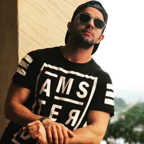 Paras Babbar: I remember of making flag and use to feel proud to get it along my bicycle and now when I see kids with national flags at the signals I buy and keep along with my bike. Its all my love and respect to my mother India.